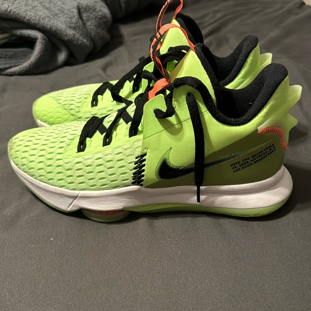 Nike Lebron Witness 5 Basketball Shoes